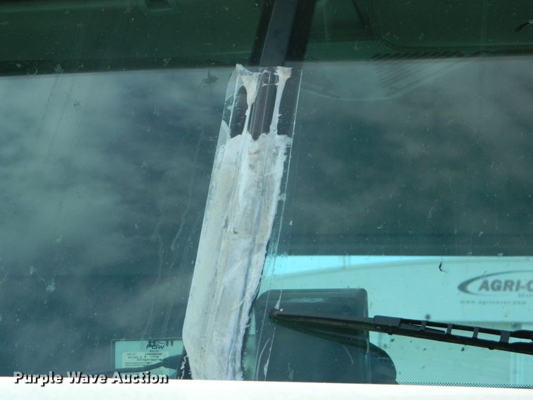 image for item DF4589 2005 Freightliner Columbia 120  semi truck