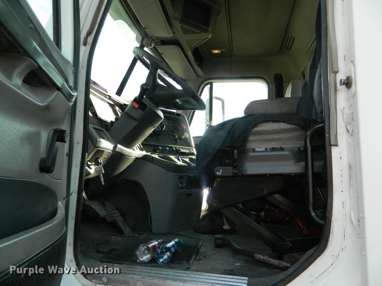 image for item DF4589 2005 Freightliner Columbia 120  semi truck