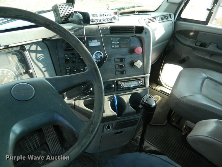 image for item DF4589 2005 Freightliner Columbia 120  semi truck