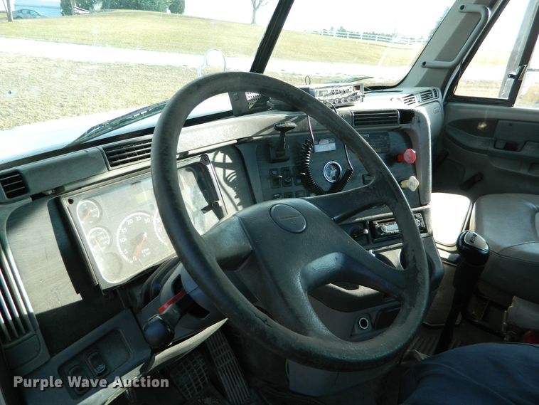 image for item DF4589 2005 Freightliner Columbia 120  semi truck