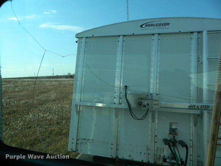 image for item DF4589 2005 Freightliner Columbia 120  semi truck