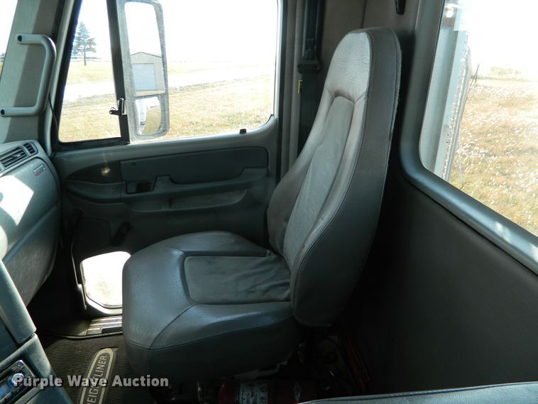 image for item DF4589 2005 Freightliner Columbia 120  semi truck