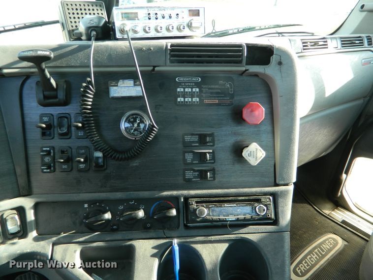 image for item DF4589 2005 Freightliner Columbia 120  semi truck