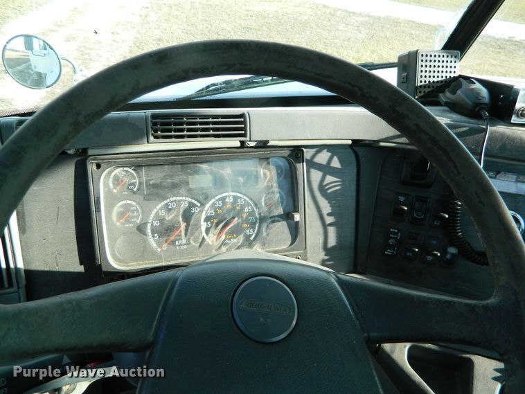 image for item DF4589 2005 Freightliner Columbia 120  semi truck