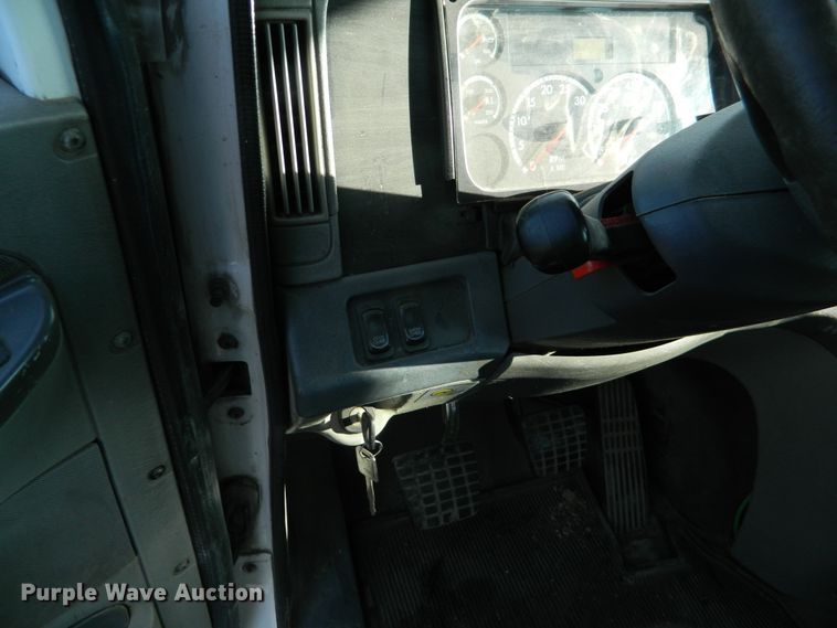 image for item DF4589 2005 Freightliner Columbia 120  semi truck