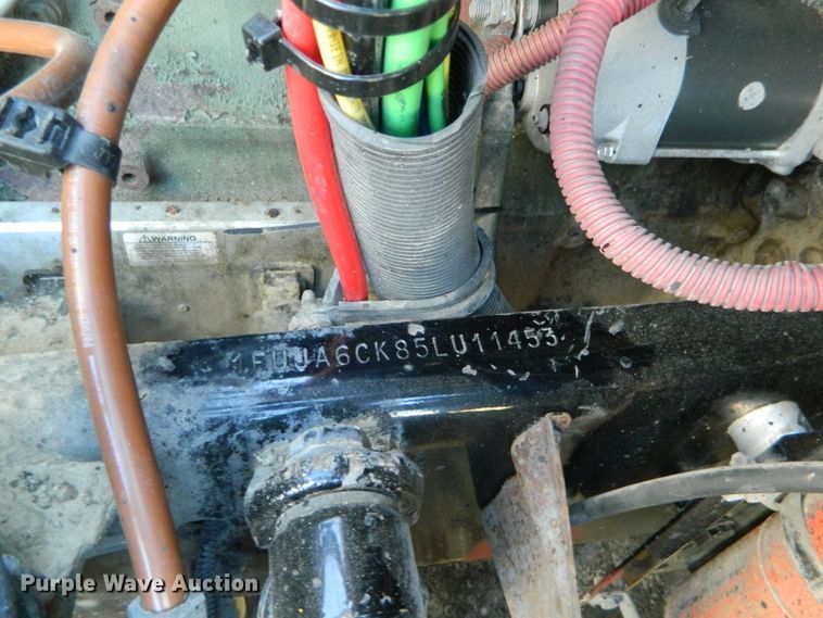 image for item DF4589 2005 Freightliner Columbia 120  semi truck