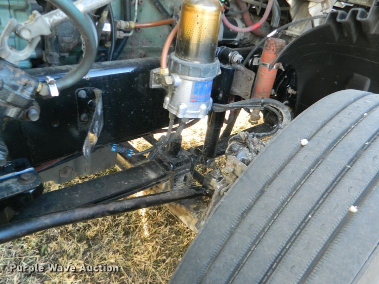 image for item DF4589 2005 Freightliner Columbia 120  semi truck