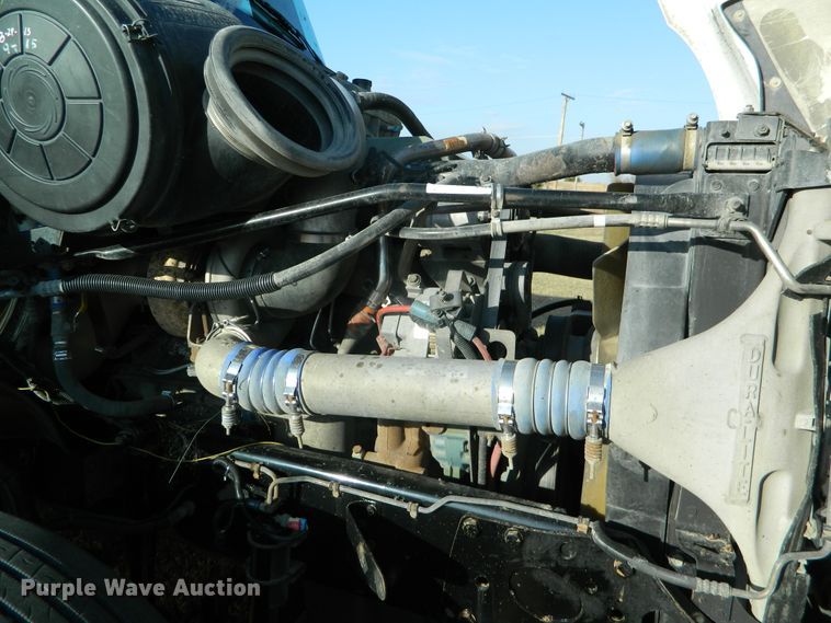 image for item DF4589 2005 Freightliner Columbia 120  semi truck