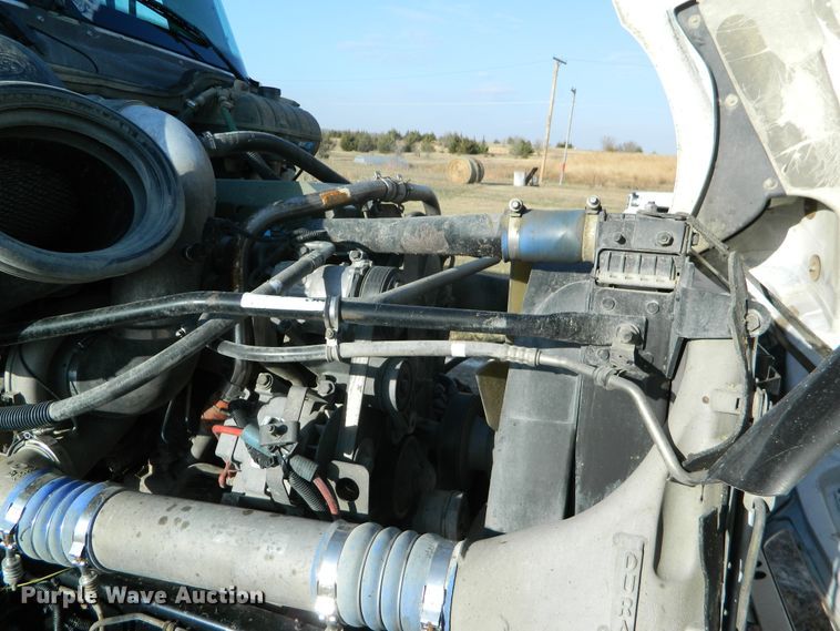 image for item DF4589 2005 Freightliner Columbia 120  semi truck