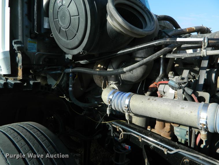 image for item DF4589 2005 Freightliner Columbia 120  semi truck