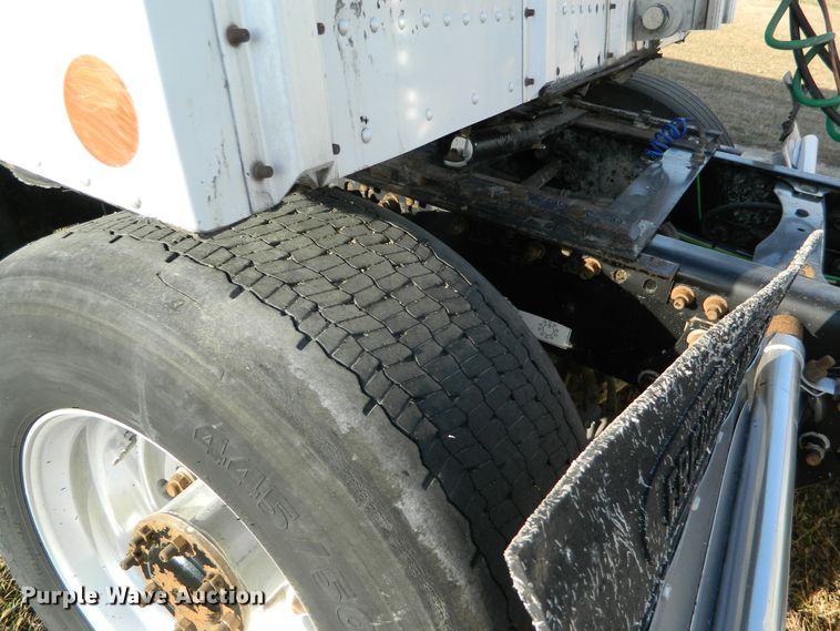 image for item DF4589 2005 Freightliner Columbia 120  semi truck