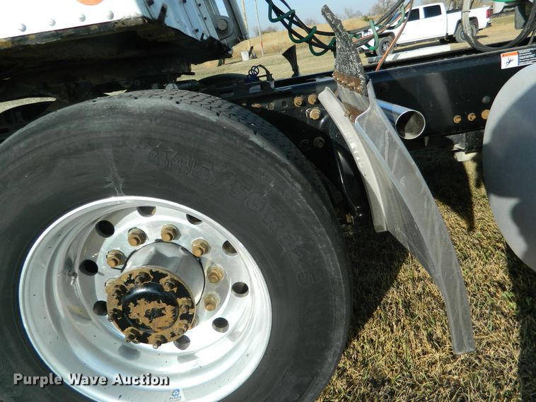 image for item DF4589 2005 Freightliner Columbia 120  semi truck