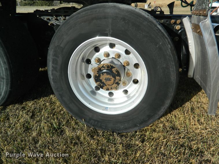 image for item DF4589 2005 Freightliner Columbia 120  semi truck