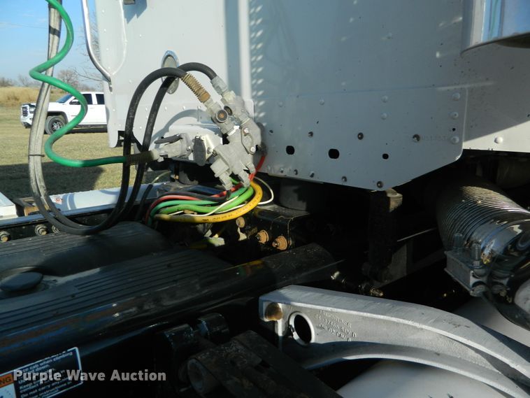 image for item DF4589 2005 Freightliner Columbia 120  semi truck