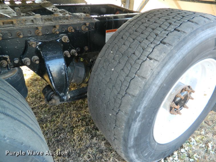 image for item DF4589 2005 Freightliner Columbia 120  semi truck