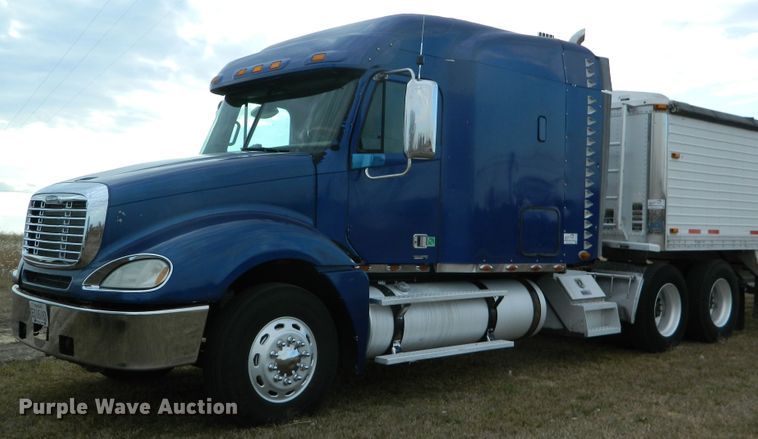 image for item DF4591 2006 Freightliner Columbia 120  semi truck