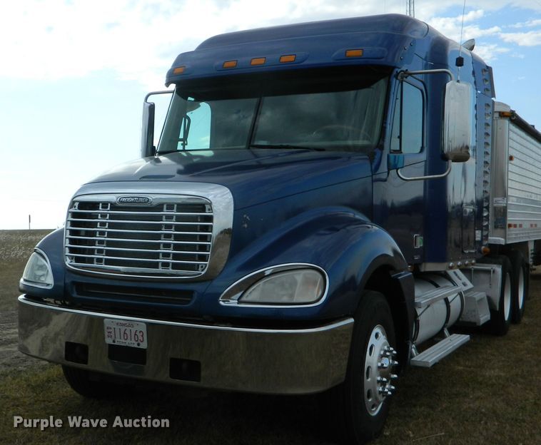 image for item DF4591 2006 Freightliner Columbia 120  semi truck