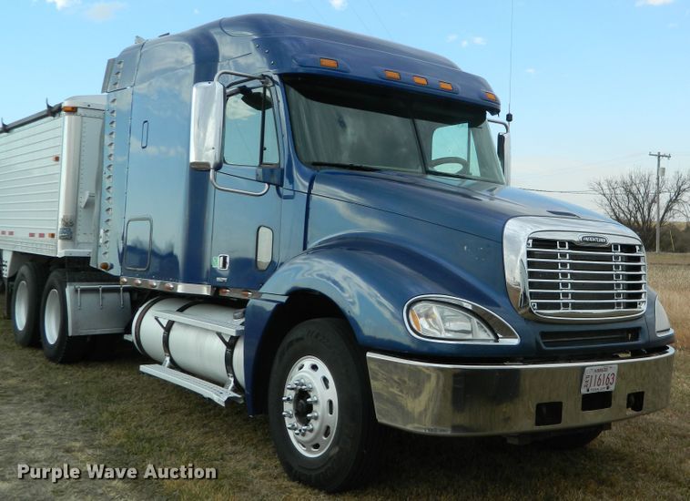 image for item DF4591 2006 Freightliner Columbia 120  semi truck