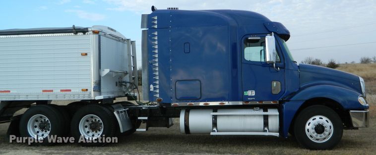image for item DF4591 2006 Freightliner Columbia 120  semi truck