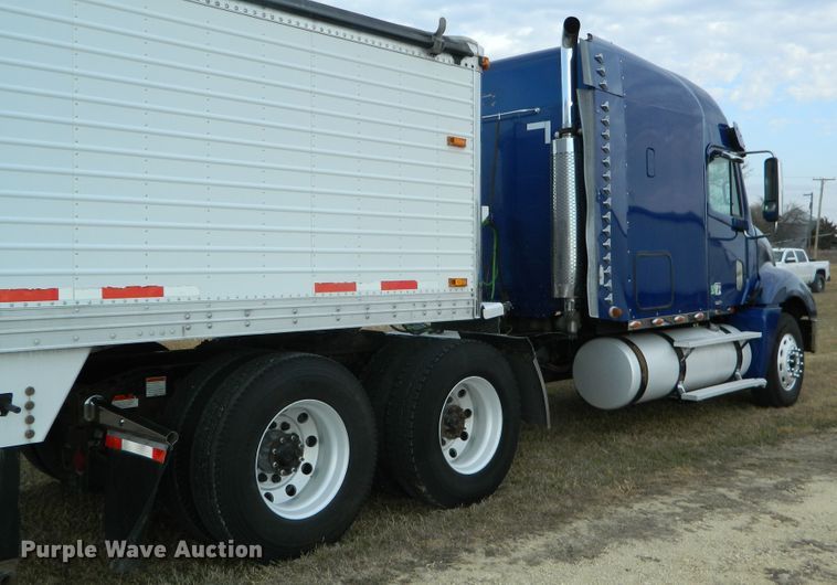 image for item DF4591 2006 Freightliner Columbia 120  semi truck