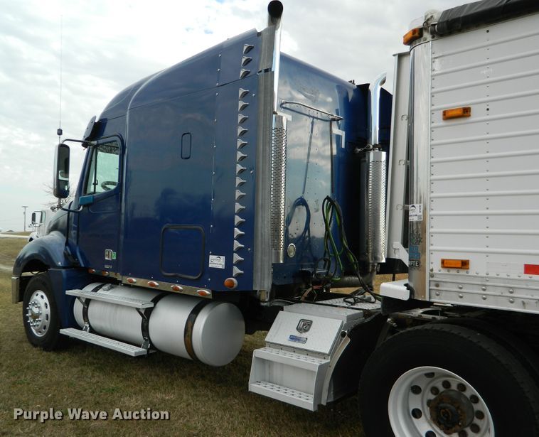 image for item DF4591 2006 Freightliner Columbia 120  semi truck