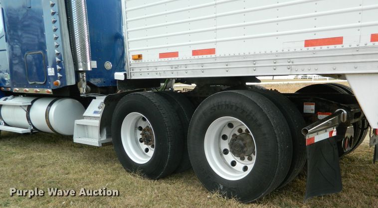 image for item DF4591 2006 Freightliner Columbia 120  semi truck