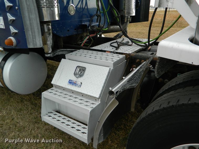 image for item DF4591 2006 Freightliner Columbia 120  semi truck