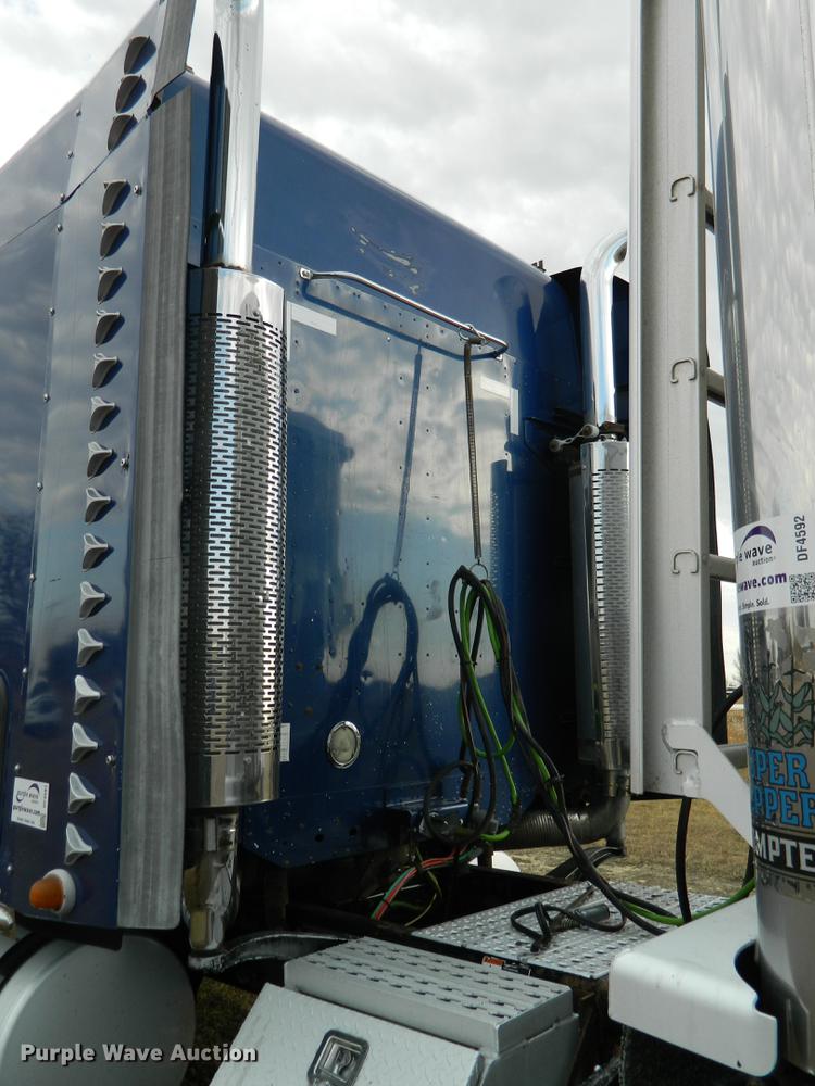 image for item DF4591 2006 Freightliner Columbia 120  semi truck