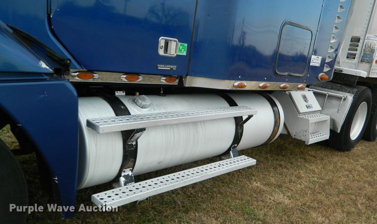 image for item DF4591 2006 Freightliner Columbia 120  semi truck