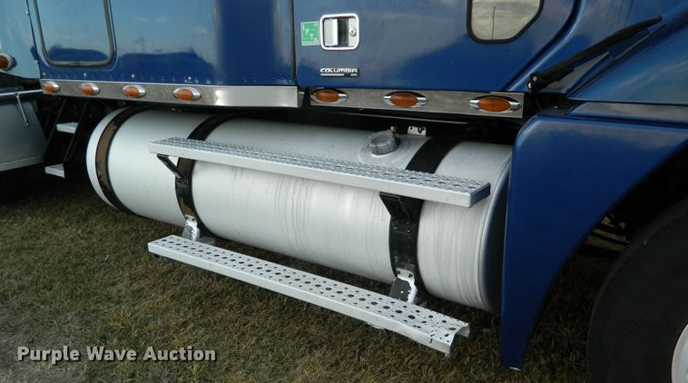 image for item DF4591 2006 Freightliner Columbia 120  semi truck