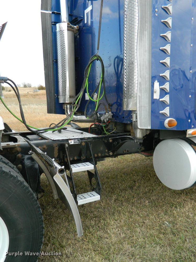 image for item DF4591 2006 Freightliner Columbia 120  semi truck