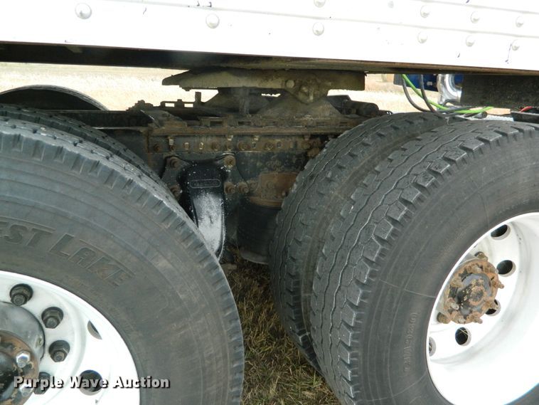 image for item DF4591 2006 Freightliner Columbia 120  semi truck