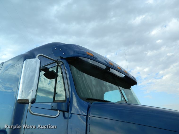 image for item DF4591 2006 Freightliner Columbia 120  semi truck