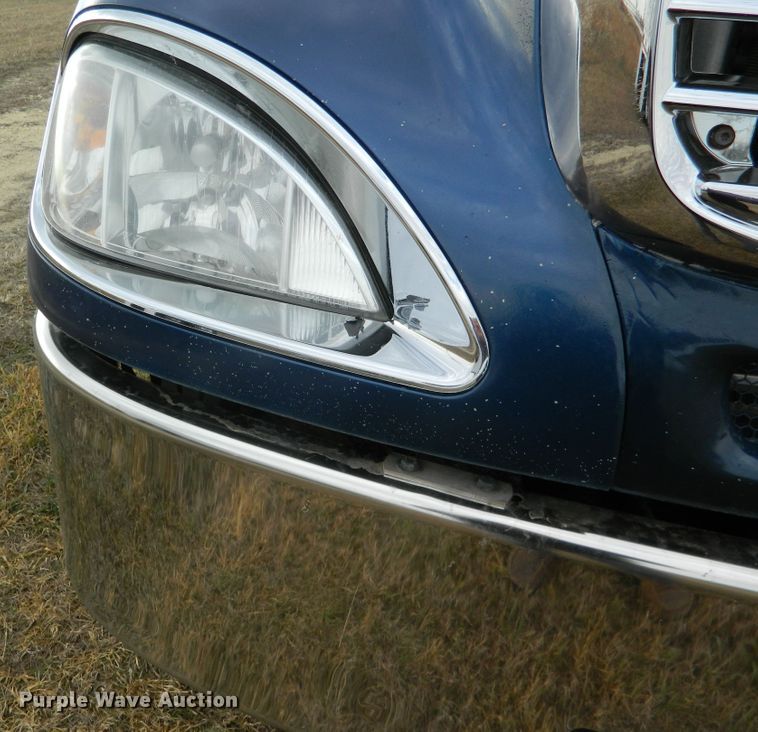 image for item DF4591 2006 Freightliner Columbia 120  semi truck