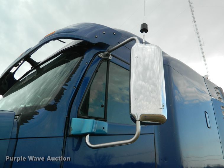 image for item DF4591 2006 Freightliner Columbia 120  semi truck