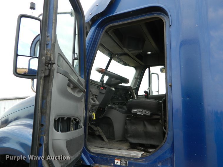 image for item DF4591 2006 Freightliner Columbia 120  semi truck