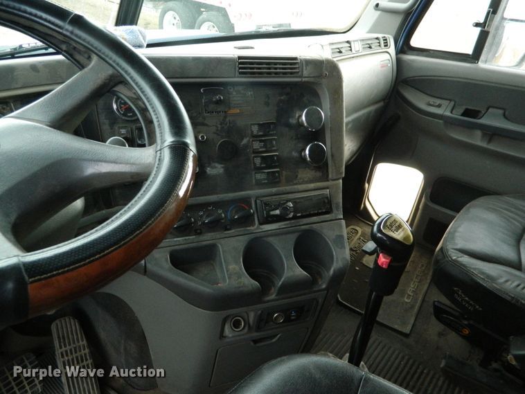 image for item DF4591 2006 Freightliner Columbia 120  semi truck