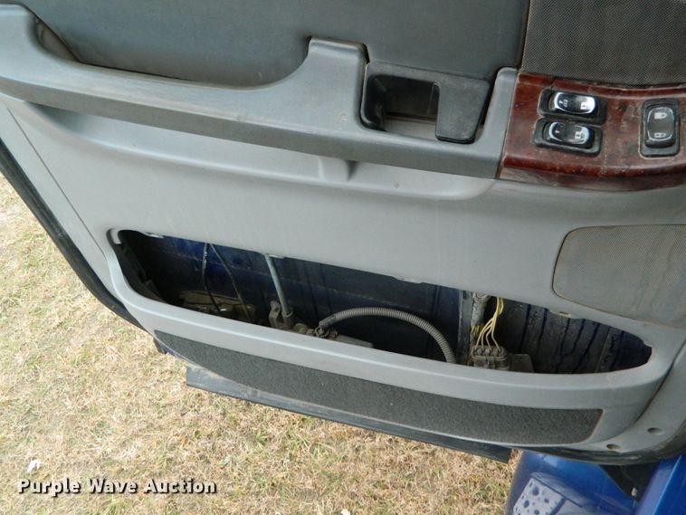 image for item DF4591 2006 Freightliner Columbia 120  semi truck