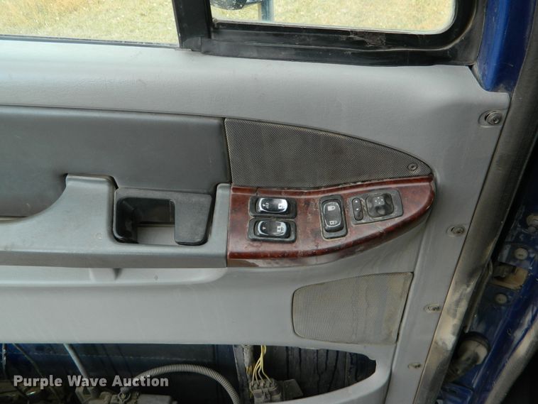 image for item DF4591 2006 Freightliner Columbia 120  semi truck