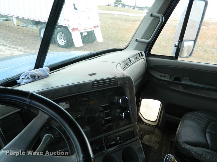 image for item DF4591 2006 Freightliner Columbia 120  semi truck