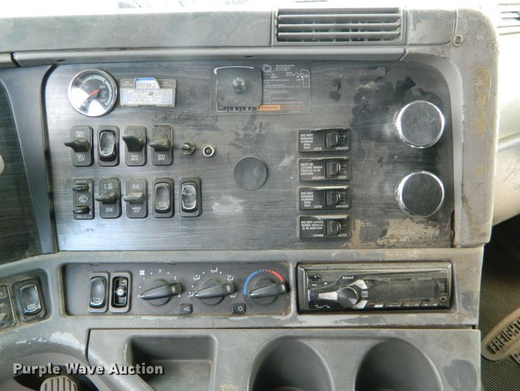 image for item DF4591 2006 Freightliner Columbia 120  semi truck