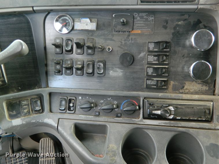 image for item DF4591 2006 Freightliner Columbia 120  semi truck