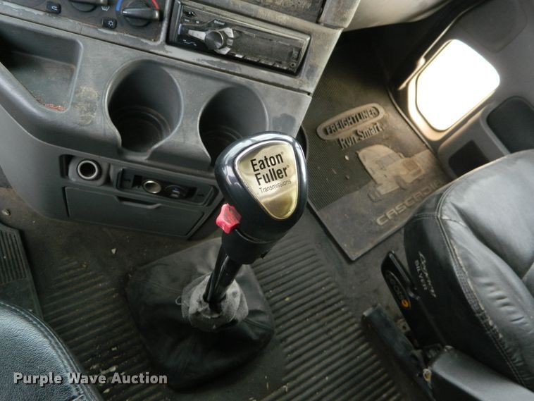 image for item DF4591 2006 Freightliner Columbia 120  semi truck