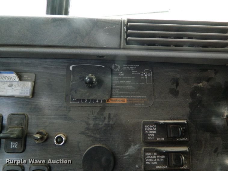 image for item DF4591 2006 Freightliner Columbia 120  semi truck