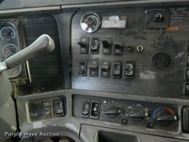 image for item DF4591 2006 Freightliner Columbia 120  semi truck