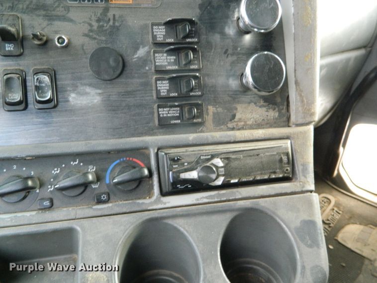 image for item DF4591 2006 Freightliner Columbia 120  semi truck