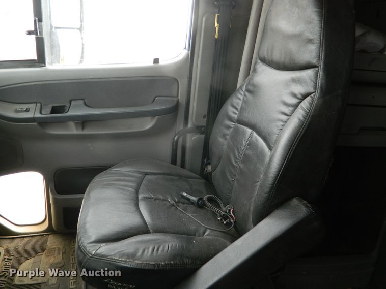 image for item DF4591 2006 Freightliner Columbia 120  semi truck