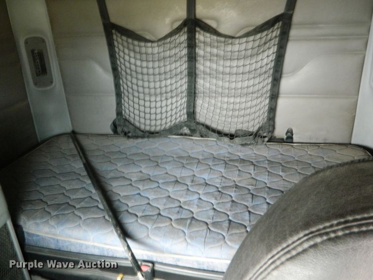 image for item DF4591 2006 Freightliner Columbia 120  semi truck