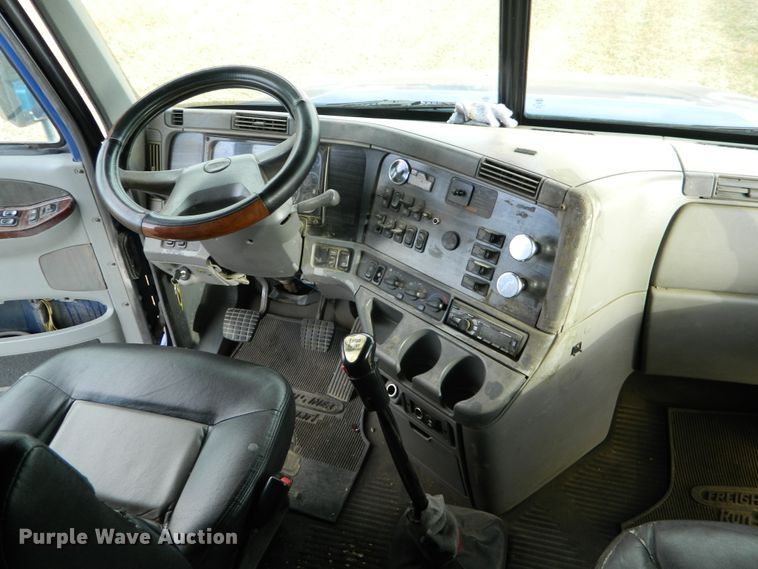 image for item DF4591 2006 Freightliner Columbia 120  semi truck