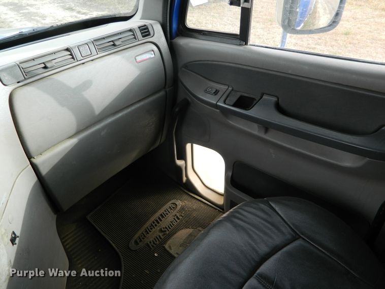 image for item DF4591 2006 Freightliner Columbia 120  semi truck